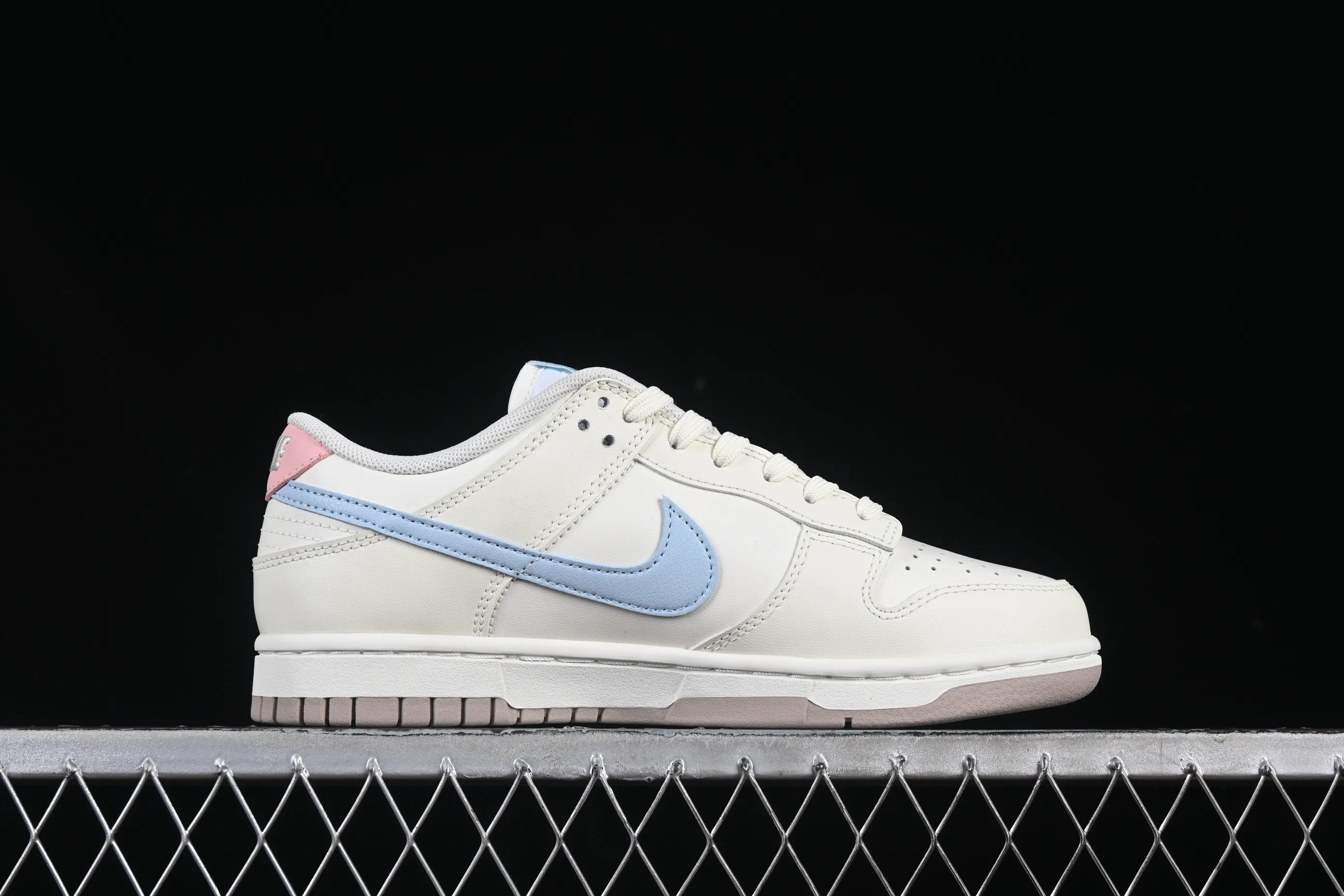 All categories Nk SB Dunk Series Nk SB Dunk Low High-end customized low-top sneakers Nike SB Dunk Low Cupid Heart Anniversary high-end customized low-top casual sneakers YW0212-012